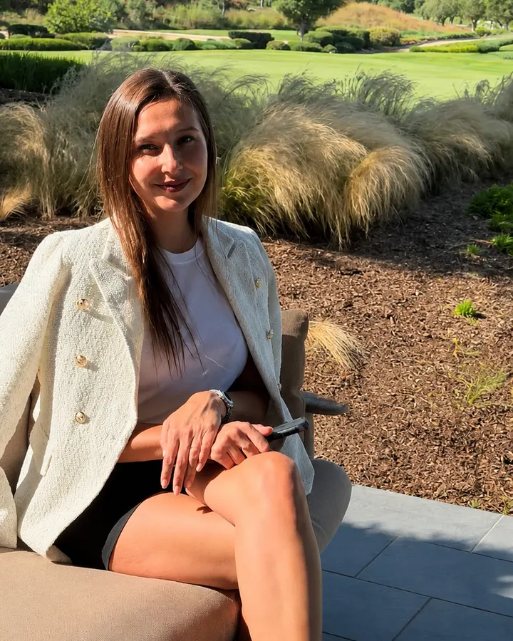 Olga Bondareva sonriendo, mentora de creación de contenido para Instagram